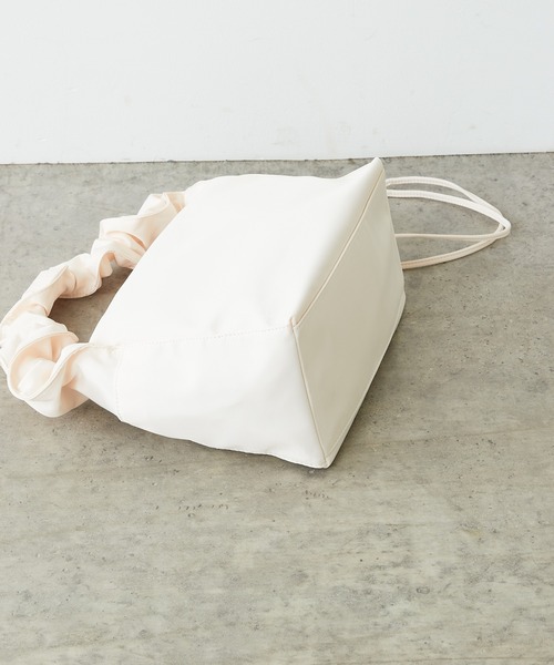 COLLAGE GALLARDAGALANTE（コラージュガリャルダガランテ）の「2WAY仕様/持ち手が変化/ギャザーハンドルショルダー/PAPILLONNER/パピヨネ（ショルダーバッグ・レディース・アイボリー/ブラウン・FREE）」の5枚目の写真