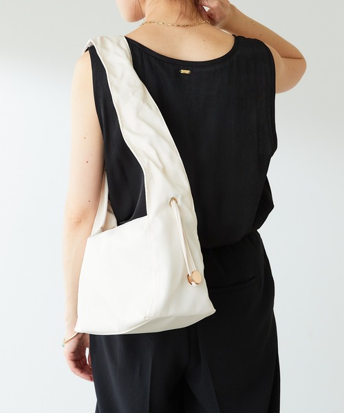 COLLAGE GALLARDAGALANTE（コラージュガリャルダガランテ）の「2WAY仕様/持ち手が変化/ギャザーハンドルショルダー/PAPILLONNER/パピヨネ（ショルダーバッグ・レディース・アイボリー/ブラウン・FREE）」の19枚目の写真