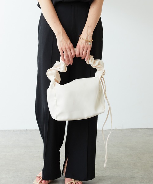 COLLAGE GALLARDAGALANTE（コラージュガリャルダガランテ）の「2WAY仕様/持ち手が変化/ギャザーハンドルショルダー/PAPILLONNER/パピヨネ（ショルダーバッグ・レディース・アイボリー/ブラウン・FREE）」の11枚目の写真