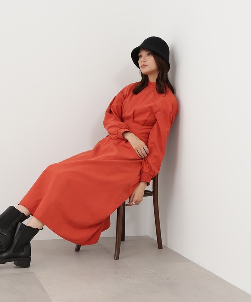 N.(N. Natural Beauty Basic)(エヌエヌナチュラルビューティーベーシック)の「カーブヨークウエストタックワンピース(ワンピース・レディース・ベージュ/レッド/ブルー・MEDIUM)」の7枚目の写真