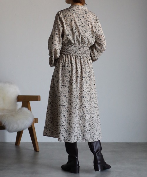 Yucca(ユッカ)の「デシンシャーリングワンピース(ワンピース・レディース・アイボリー/ブラック/ブラック系その他/ベージュ・MEDIUM/LARGE)」の21枚目の写真