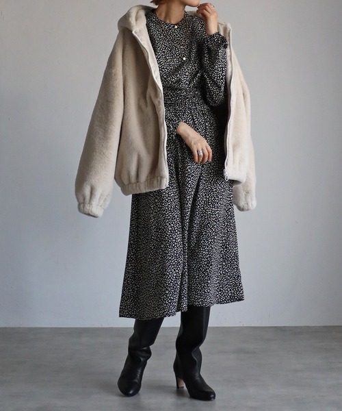 Yucca(ユッカ)の「デシンシャーリングワンピース(ワンピース・レディース・アイボリー/ブラック/ブラック系その他/ベージュ・MEDIUM/LARGE)」の22枚目の写真