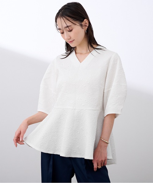 UR'S(ユアーズ)の「ふくれジャガードVネックトップス(Tシャツ/カットソー・レディース・ホワイト/グレイッシュベージュ/ブラック/グリーン・S/M/L)」の1枚目の写真