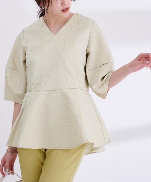 UR'S(ユアーズ)の「ふくれジャガードVネックトップス(Tシャツ/カットソー・レディース・ホワイト/グレイッシュベージュ/ブラック/グリーン・S/M/L)」の3枚目の写真