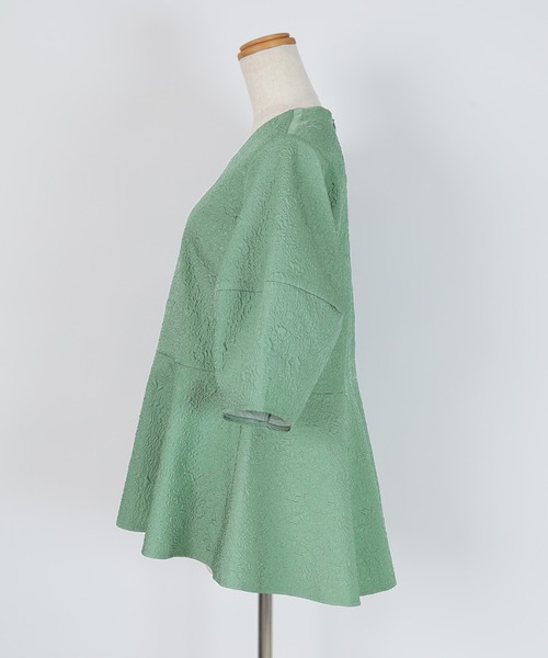 UR'S(ユアーズ)の「ふくれジャガードVネックトップス(Tシャツ/カットソー・レディース・ホワイト/グレイッシュベージュ/ブラック/グリーン・S/M/L)」の5枚目の写真