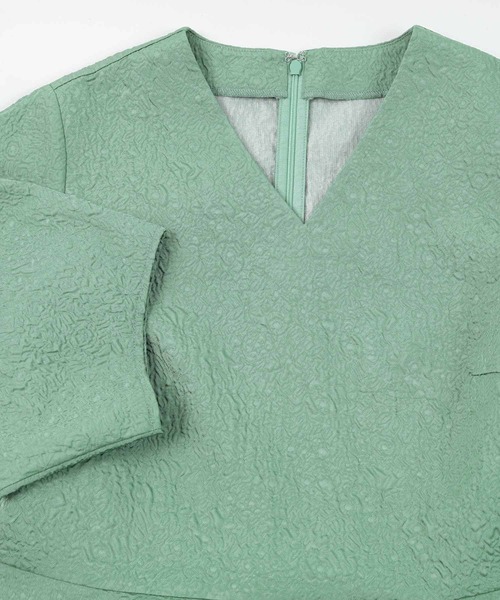 UR'S(ユアーズ)の「ふくれジャガードVネックトップス(Tシャツ/カットソー・レディース・ホワイト/グレイッシュベージュ/ブラック/グリーン・S/M/L)」の7枚目の写真