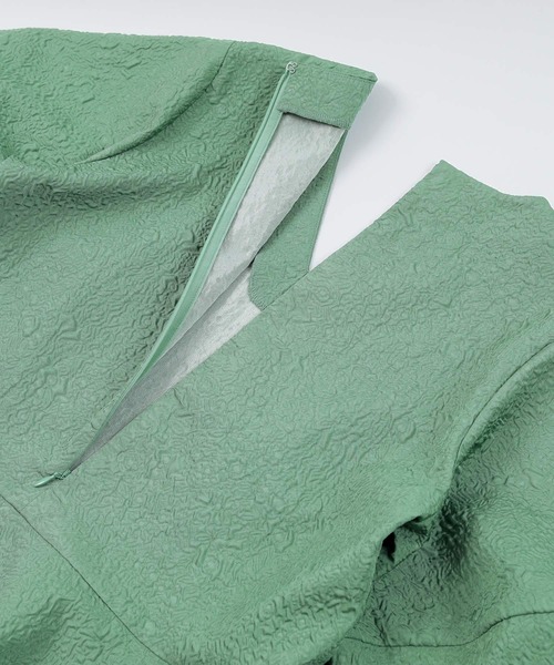 UR'S(ユアーズ)の「ふくれジャガードVネックトップス(Tシャツ/カットソー・レディース・ホワイト/グレイッシュベージュ/ブラック/グリーン・S/M/L)」の12枚目の写真