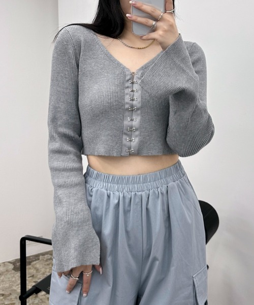 EPIMI E'PIMMY(エピミエピミー)の「ホックデザインリブカーディガン(カーディガン/ボレロ・レディース・オフホワイト/グレー/ブラック・MEDIUM)」の3枚目の写真