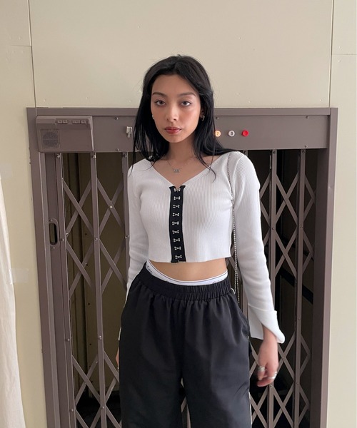 EPIMI E'PIMMY(エピミエピミー)の「ホックデザインリブカーディガン(カーディガン/ボレロ・レディース・オフホワイト/グレー/ブラック・MEDIUM)」の7枚目の写真