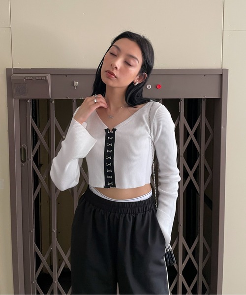 EPIMI E'PIMMY(エピミエピミー)の「ホックデザインリブカーディガン(カーディガン/ボレロ・レディース・オフホワイト/グレー/ブラック・MEDIUM)」の8枚目の写真