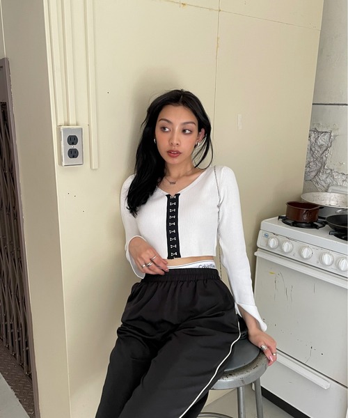 EPIMI E'PIMMY(エピミエピミー)の「ホックデザインリブカーディガン(カーディガン/ボレロ・レディース・オフホワイト/グレー/ブラック・MEDIUM)」の12枚目の写真