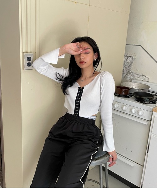 EPIMI E'PIMMY(エピミエピミー)の「ホックデザインリブカーディガン(カーディガン/ボレロ・レディース・オフホワイト/グレー/ブラック・MEDIUM)」の13枚目の写真