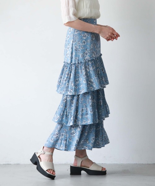 archives（アルシーヴ）の「花柄アシメプリーツティアードスカート（スカート・レディース・ブラック/アイボリー/ブルー・MEDIUM）」の3枚目の写真