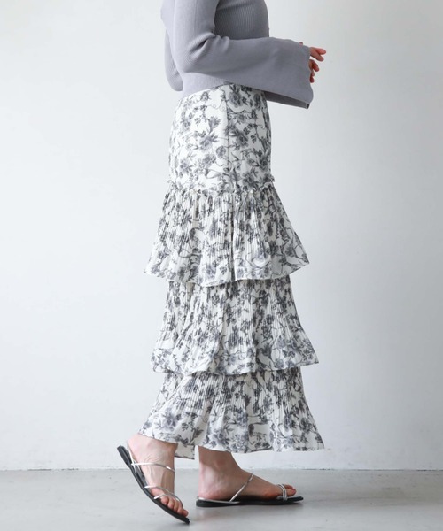 archives（アルシーヴ）の「花柄アシメプリーツティアードスカート（スカート・レディース・ブラック/アイボリー/ブルー・MEDIUM）」の5枚目の写真