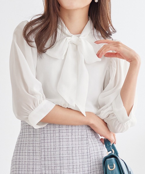 alotta(アロッタ)の「インナー付パフ袖ギャザーボウタイブラウス(シャツ/ブラウス・レディース・ライトグレー/ラベンダー/ライトブルー/ホワイト/ベビーピンク/ブラック・LARGE/XXXX-LARGE/XXX-LARGE/MEDIUM/X-LARGE/XX-LARGE)」の1枚目の写真