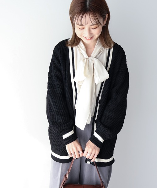 AMERICAN HOLIC(アメリカンホリック)の「エコカルットチルデンVネックニットカーディガン<エコ・軽い・ニット>(カーディガン/ボレロ・レディース・アイボリー/ブラック・L/M)」の3枚目の写真