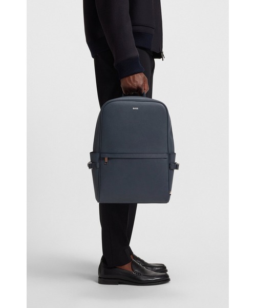 【新品・未使用】定価:54,890円／BOSS レザーバッグ ブラック HUGO - グレイン フェイクレザー レポーターバッグ スタックロゴ