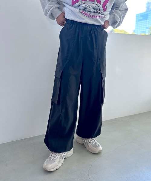 LEPSIM（レプシィム）の「ワイドカーゴポケットパンツ　987520（カーゴパンツ・レディース・カーキ/チャコールグレー/サックスブルー/アイボリー・FREE）」の2枚目の写真