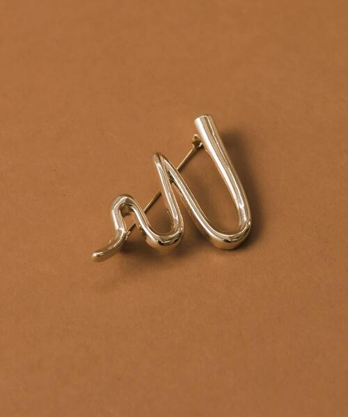 SMELLY（スメリー）の「メタルウェーブブローチ（ブローチ/コサージュ・レディース・ゴールド・-）」の2枚目の写真