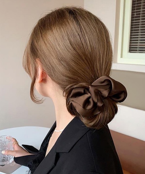 Miniministore（ミニミニストア）の「サテンヘアゴム シュシュ韓国風 無地7色（シュシュ・レディース・ブラウン/グレー/ブラック/ピンク/アイボリー/ライトブラウン・FREE）」の4枚目の写真