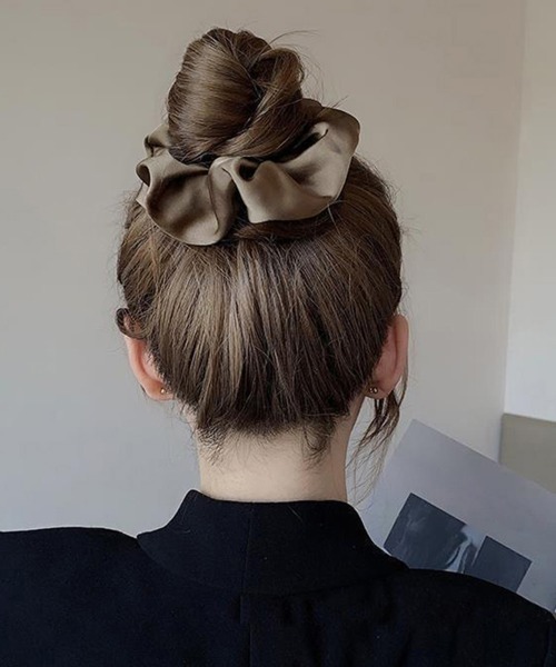 Miniministore（ミニミニストア）の「サテンヘアゴム シュシュ韓国風 無地7色（シュシュ・レディース・ブラウン/グレー/ブラック/ピンク/アイボリー/ライトブラウン・FREE）」の8枚目の写真