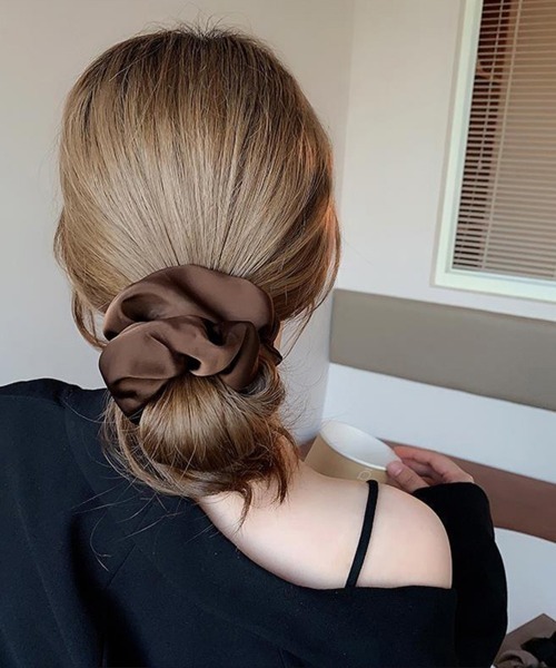 Miniministore（ミニミニストア）の「サテンヘアゴム シュシュ韓国風 無地7色（シュシュ・レディース・ブラウン/グレー/ブラック/ピンク/アイボリー/ライトブラウン・FREE）」の9枚目の写真