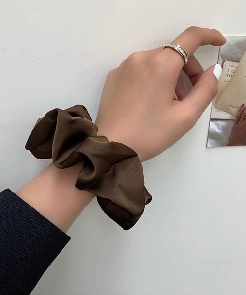 Miniministore（ミニミニストア）の「サテンヘアゴム シュシュ韓国風 無地7色（シュシュ・レディース・ブラウン/グレー/ブラック/ピンク/アイボリー/ライトブラウン・FREE）」の11枚目の写真