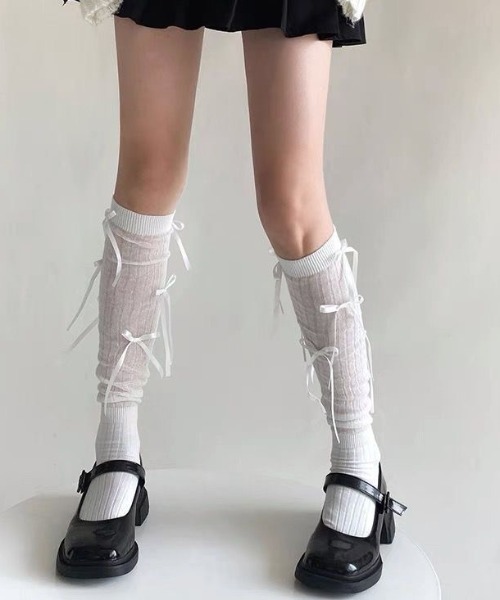 .KOM（ドットコム）の「A'GEM/9 × .kom 『.KOM/ドットケーオーエム』 リボンハイソックス（ソックス/靴下・レディース・ライトグレー/ブラック/アイボリー/ホワイト・FREE）」の2枚目の写真