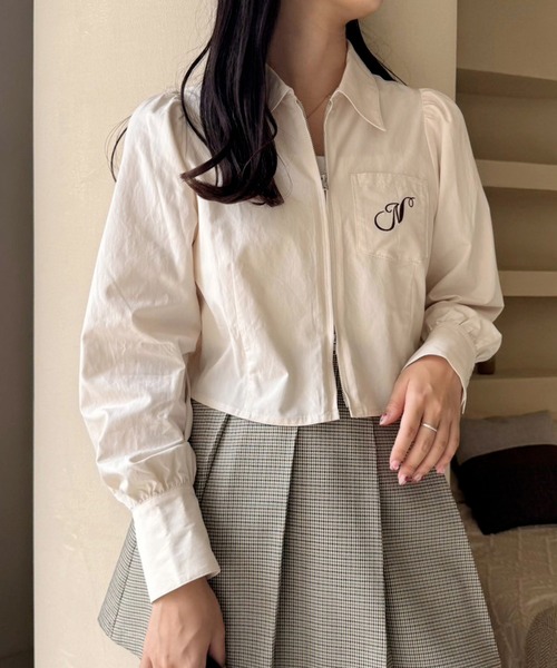 one after another NICE CLAUP(ワンアフターアナザーナイスクラップ)の「ダブルZIPワンポイント刺繍シャツ(シャツ/ブラウス・レディース・オフホワイト/グレー系その他/ベージュ/ブラック系その他/ブルー・FREE)」の6枚目の写真
