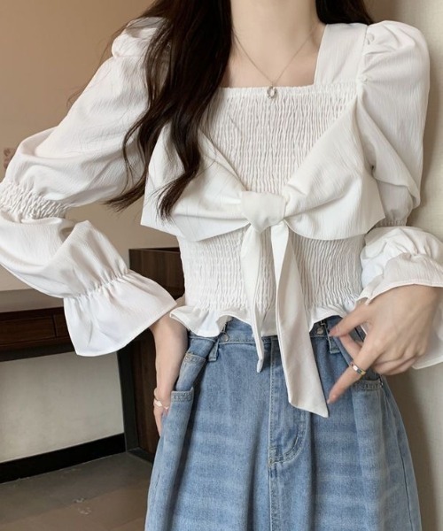 Achic(アシック)の「スクエアネック胸リボンブラウス(Tシャツ/カットソー・レディース・ブラック/アイボリー/ホワイト・M)」の1枚目の写真