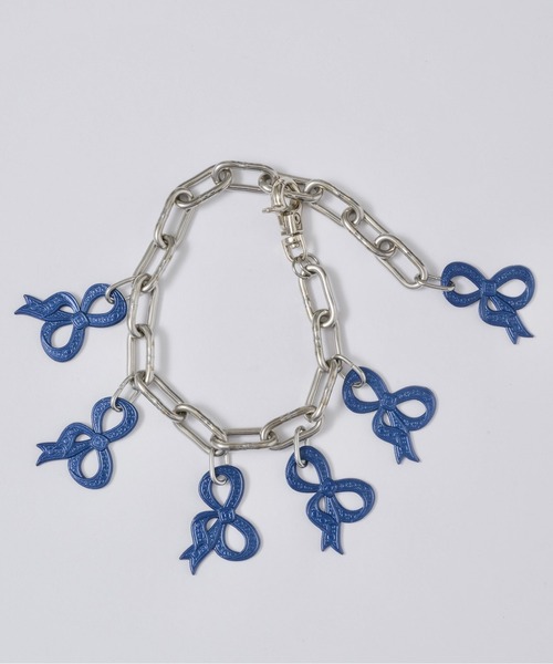 musubore（ムスボレ）の「colored ribbon charm bracelet / リボンチャームブレスレット（ブレスレット・レディース・ゴールド/ネイビー・FREE）」の6枚目の写真