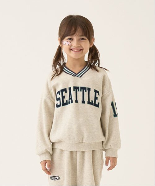 b・ROOM(ビールーム)の「【毛玉バイバイ裏起毛裏毛】Vネックリブロゴスウェット(スウェット・キッズ・オートミール/ブルーグリーン/シルバーグレー/チャコール・130cm/120cm/110cm/100cm/150cm/140cm)」の3枚目の写真