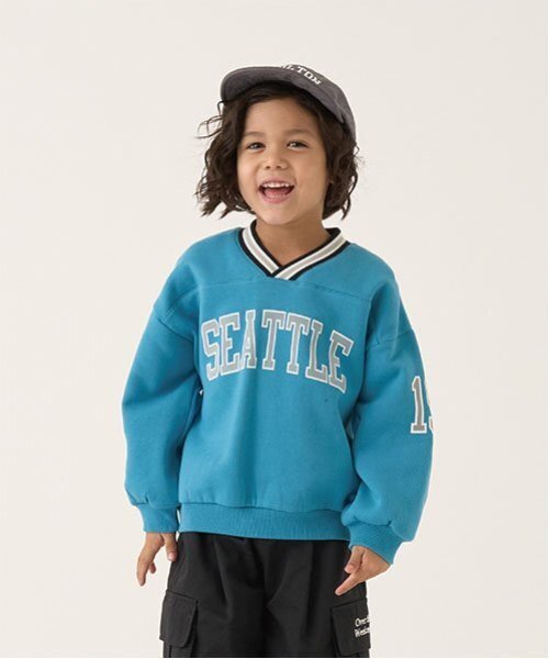 b・ROOM(ビールーム)の「【毛玉バイバイ裏起毛裏毛】Vネックリブロゴスウェット(スウェット・キッズ・オートミール/ブルーグリーン/シルバーグレー/チャコール・130cm/120cm/110cm/100cm/150cm/140cm)」の4枚目の写真