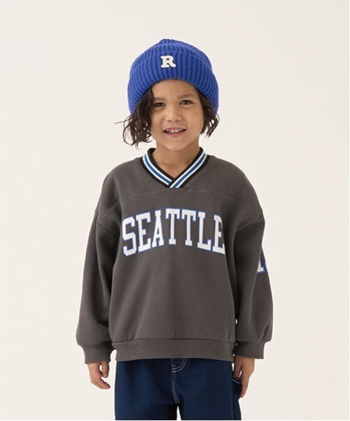 b・ROOM(ビールーム)の「【毛玉バイバイ裏起毛裏毛】Vネックリブロゴスウェット(スウェット・キッズ・オートミール/ブルーグリーン/シルバーグレー/チャコール・130cm/120cm/110cm/100cm/150cm/140cm)」の2枚目の写真