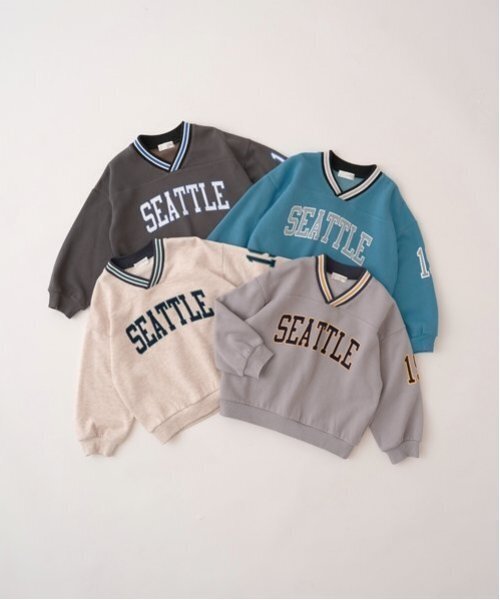 b・ROOM(ビールーム)の「【毛玉バイバイ裏起毛裏毛】Vネックリブロゴスウェット(スウェット・キッズ・オートミール/ブルーグリーン/シルバーグレー/チャコール・130cm/120cm/110cm/100cm/150cm/140cm)」の5枚目の写真