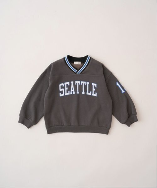 b・ROOM(ビールーム)の「【毛玉バイバイ裏起毛裏毛】Vネックリブロゴスウェット(スウェット・キッズ・オートミール/ブルーグリーン/シルバーグレー/チャコール・130cm/120cm/110cm/100cm/150cm/140cm)」の6枚目の写真