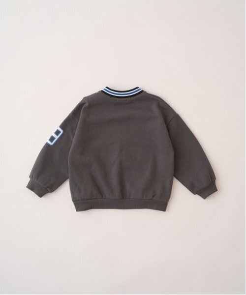 b・ROOM(ビールーム)の「【毛玉バイバイ裏起毛裏毛】Vネックリブロゴスウェット(スウェット・キッズ・オートミール/ブルーグリーン/シルバーグレー/チャコール・130cm/120cm/110cm/100cm/150cm/140cm)」の7枚目の写真