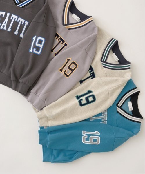 b・ROOM(ビールーム)の「【毛玉バイバイ裏起毛裏毛】Vネックリブロゴスウェット(スウェット・キッズ・オートミール/ブルーグリーン/シルバーグレー/チャコール・130cm/120cm/110cm/100cm/150cm/140cm)」の9枚目の写真