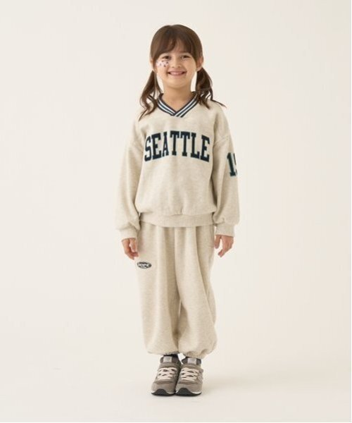 b・ROOM(ビールーム)の「【毛玉バイバイ裏起毛裏毛】Vネックリブロゴスウェット(スウェット・キッズ・オートミール/ブルーグリーン/シルバーグレー/チャコール・130cm/120cm/110cm/100cm/150cm/140cm)」の11枚目の写真