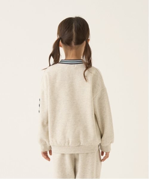 b・ROOM(ビールーム)の「【毛玉バイバイ裏起毛裏毛】Vネックリブロゴスウェット(スウェット・キッズ・オートミール/ブルーグリーン/シルバーグレー/チャコール・130cm/120cm/110cm/100cm/150cm/140cm)」の12枚目の写真