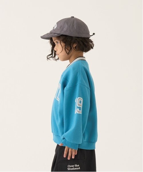 b・ROOM(ビールーム)の「【毛玉バイバイ裏起毛裏毛】Vネックリブロゴスウェット(スウェット・キッズ・オートミール/ブルーグリーン/シルバーグレー/チャコール・130cm/120cm/110cm/100cm/150cm/140cm)」の14枚目の写真