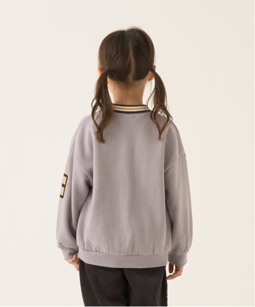 b・ROOM(ビールーム)の「【毛玉バイバイ裏起毛裏毛】Vネックリブロゴスウェット(スウェット・キッズ・オートミール/ブルーグリーン/シルバーグレー/チャコール・130cm/120cm/110cm/100cm/150cm/140cm)」の18枚目の写真