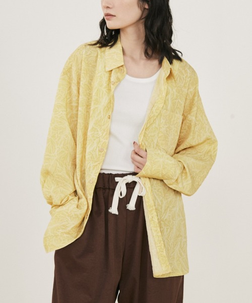 MERLOT（メルロー）の「オーバーサイズワッシャーカラーシャツ/秋服（シャツ/ブラウス・レディース・ブルー/イエロー・FREE）」の4枚目の写真