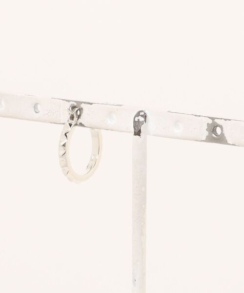 e.m.(イーエム)の「ピラミッドスタッズピアス/25SS/レディース/メンズ/SILVER(ピアス(片耳用)・レディース・シルバー・FREE)」の2枚目の写真