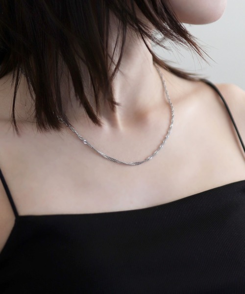 calmila(カルミラ)の「【 金属アレルギー対応 】ツイストチェーンネックレス / ステンレス 幅2mm(ネックレス・レディース・シルバー/ゴールド・ONESIZE)」の2枚目の写真