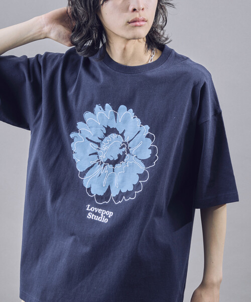 PUBLUX（パブリュクス）の「PUBLUX/パブリュクス Lovepop studio フラワー刺繍プリントTシャツ(限定展開)(UNISEX)（Tシャツ/カットソー・メンズ・ブラック/ネイビー/オフホワイト・SMALL/MEDIUM/LARGE）」の4枚目の写真
