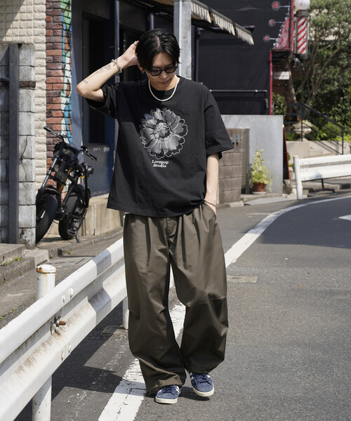 PUBLUX（パブリュクス）の「PUBLUX/パブリュクス Lovepop studio フラワー刺繍プリントTシャツ(限定展開)(UNISEX)（Tシャツ/カットソー・メンズ・ブラック/ネイビー/オフホワイト・SMALL/MEDIUM/LARGE）」の6枚目の写真