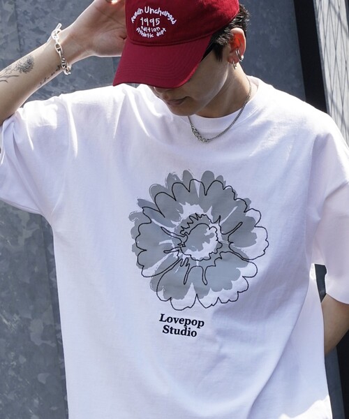PUBLUX（パブリュクス）の「PUBLUX/パブリュクス Lovepop studio フラワー刺繍プリントTシャツ(限定展開)(UNISEX)（Tシャツ/カットソー・メンズ・ブラック/ネイビー/オフホワイト・SMALL/MEDIUM/LARGE）」の2枚目の写真
