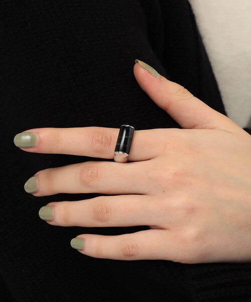 TOM WOOD(トムウッド)の「TOM WOOD Crest Ring Blue Hawk Eye(リング・レディース・ネイビー・52/50)」の2枚目の写真