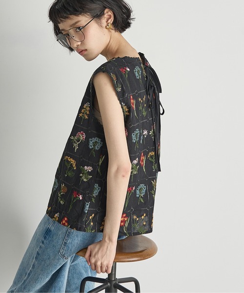 THE YOn（ザヨン）の「バリアスフローラルエンブロイダリーノースリブラウス（シャツ/ブラウス・レディース・ブラック/ナチュラル・FREE）」の2枚目の写真